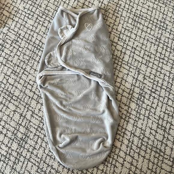 SwaddleMe Original Soft & Cozy Velboa Swaddle Wrap - Picture 1 of 5
